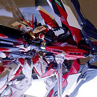 [AKIBAショールーム]「METAL BUILD特集展示」に「ガンダムアストレイ レッドフレーム改」追加！